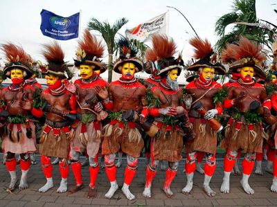Tari Tradisional Papua Nugini Sambut Kedatangan Presiden China