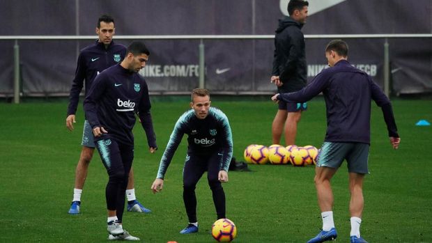 Performa Arthur Melo (tengah) di Barcelona dipuji Lionel Messi. (