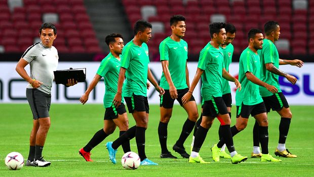 Bima Sakti saat menjadi asisten pelatih di Timnas Indonesia U-22. (