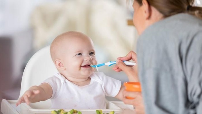 Masih ada orang renta memberi makan bayinya pakai nasi (Foto: Istock)