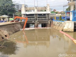 Gunungan Sampah Terus Dibersihkan, Pintu Air Manggarai Kembali Bersih