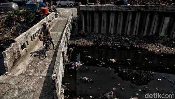 Kondisi Kali Gendong di Penjaringan Kian Terbengkalai