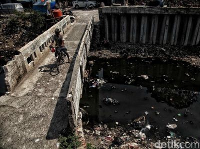 Kondisi Kali Gendong di Penjaringan Kian Terbengkalai
