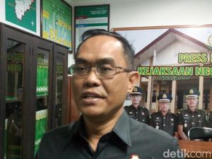 Kejari Ponorogo Tahan Tersangka Korupsi Benih Kedelai Rp 1,3 M Kejari Ponorogo Tahan Tersangka Korupsi Benih Kedelai Rp 1,3 M