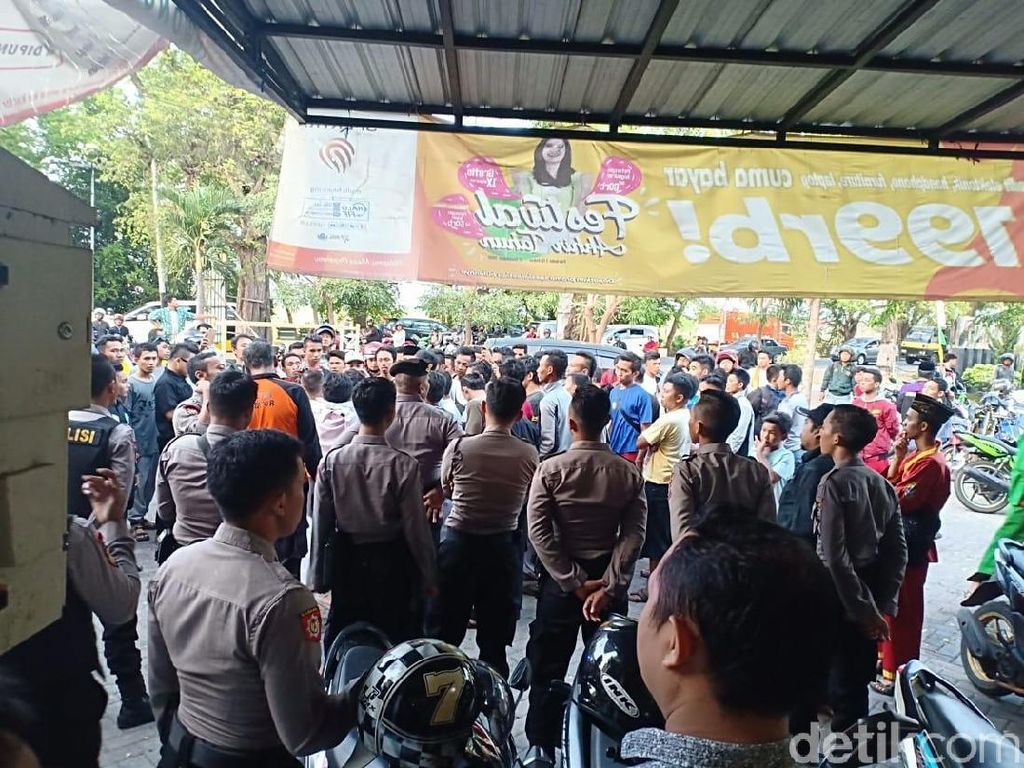 Ratusan Pesilat Luruk Perusahaan Pembiayaan di Probolinggo, Ada Apa? Ratusan Pesilat Luruk Perusahaan Pembiayaan di Probolinggo, Ada Apa?