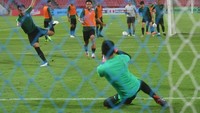 Saat ini, Grup B Piala AFF 2018 dipimpin Thailand dengan tiga poin, unggul selisih gol dari Indonesia, yang mendiami peringkat kedua. Filipina, dan Singapura yang juga mengoleksi tiga poin. Adapun Timor Leste menjadi juru kunci. Agar peluang untuk lolos ke semifinal masih terbuka, Indonesia wajib menghindari kekalahan di laga besok menghadapi tuan rumah Thailand.