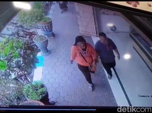 Emak-emak Ini Terekam CCTV Usai Curi Perhiasan di Toko Emas