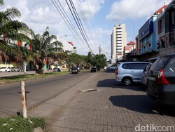 Dor! Polisi Tembak dan Kepung Sebuah Mobil di Solo Baru