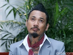 Diduga Sebar Hoax Insiden Wiranto, Jerinx-Hanum Rais Dipolisikan