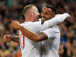 Callum Wilson mencetak satu gol dalam laga ini. Gol itu dirayakan sambil memeluk Rooney. (Foto: Toby Melville/Reuters)