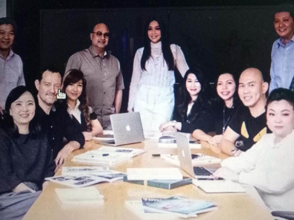 Melihat Lagi Kehebohan Maia di Kantor Sang Suami Melihat Lagi Kehebohan Maia di Kantor Sang Suami