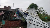 11 Orang Tewas Diterjang Topan Gaja di India