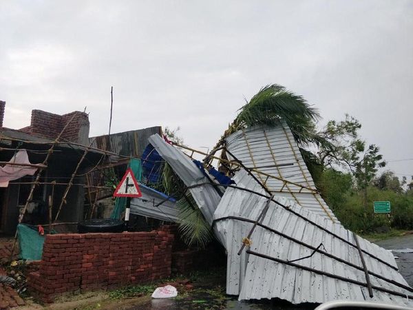 11 Orang Tewas Diterjang Topan Gaja di India