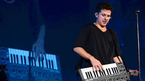 Aksi Penuh Pesona Charlie Puth Konser di Jakarta