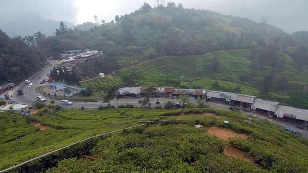 ANTISIPASI LONGSOR DI PUNCAK Sejumlah pengendara kendaraan bermotor melintas di Jalan Raya Puncak, Bogor, Jawa Barat, Kamis (4/10). Kementerian Perhubungan, Badan Pengelola Transportasi Jabodetebek (BPTJ), Pemerintah Kabupaten Bogor dan Polres Bogor akan melakukan kajian penerapan pembatasan kendaraan dengan metode ganjil genap yang rencananya akan diterapkan di jalur wisata Puncak Bogor guna mengatasi masalah kemacetan. ANTARA FOTO/Yulius Satria Wijaya/wsj/18.