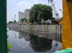 Pasca Waring, Kali Item Kini Dibangun Turap Pasca Waring, Kali Item Kini Dibangun Turap