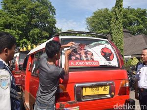 Tim Pemenangan Copot Banner Jokowi yang Ditempel di Angkot Purwakarta Tim Pemenangan Copot Banner Jokowi yang Ditempel di Angkot Purwakarta