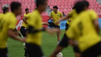 Pada saat bersamaan, Timnas Thailand juga tampak berlatih guna menghadapi skuat Garuda.