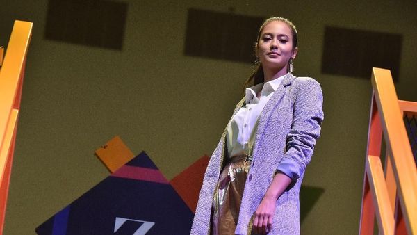 Pevita Pearce Mencuri Perhatian di Konser Charlie Puth