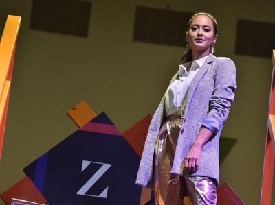 Pevita Pearce Mencuri Perhatian di Konser Charlie Puth