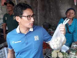 Blusukan di Pasar Stan Sleman, Sandiaga Belanja Jengkol dan Tempe