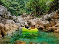 Main Basah-Basahan di Curug Leuwi Lieuk, Airnya jernih dan Mempesona!