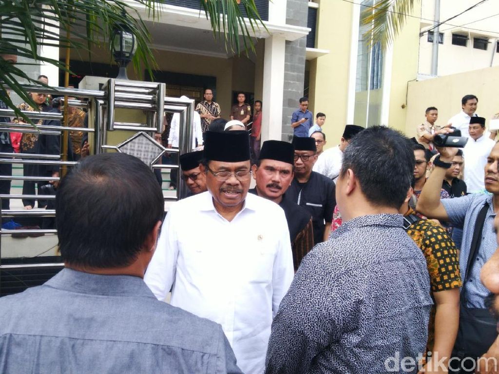 Jaksa Agung Iringi Pemakaman Adiknya Mantan Wabup Jepara Jaksa Agung Iringi Pemakaman Adiknya Mantan Wabup Jepara