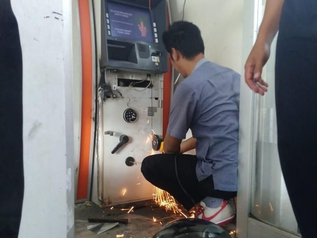 ATM BRI di Pangkalpinang Dibobol Pencuri ATM BRI di Pangkalpinang Dibobol Pencuri