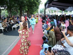 Fashion On The Pedestrian Awali Banyuwangi Batik Festival 2018