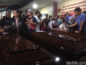 RS Polri Serahkan 3 Jenazah Korban Lion Air ke Keluarga RS Polri Serahkan 3 Jenazah Korban Lion Air ke Keluarga