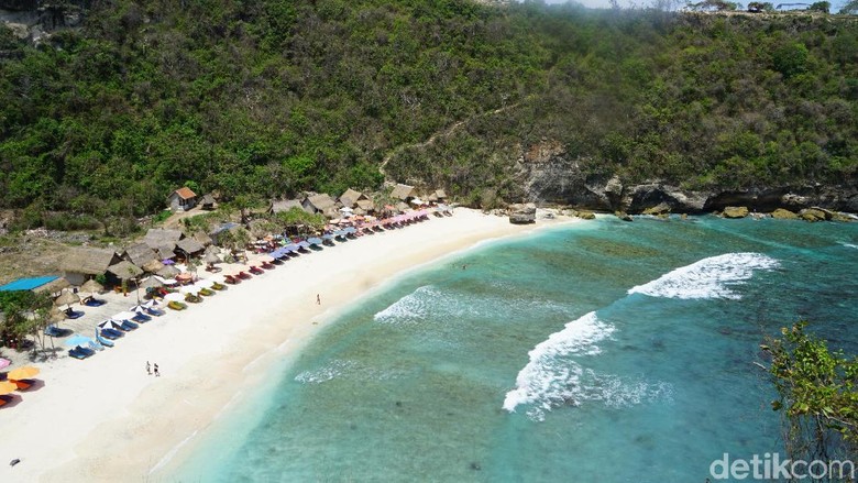 Pantai Atuh di Nusa Penida bab timur (Syanti/detikTravel) Pantai Atuh di Nusa Penida bab timur (Syanti/detikTravel)