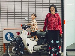 Menggemaskan, Dukungan Manis Kawa Saat Andien Nyanyi di Panggung