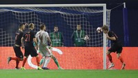Kroasia mampu mengembalikan kepemimpinannya dalam kedudukan 2-1 di menit ke-69. Dari sisi kanan pertahanan Spanyol, Luka Modric mengirim umpan lambung yang diteruskan Ante Rebic dengan sundulan dari dekat tiang gawang. REUTERS/Marko Djurica.