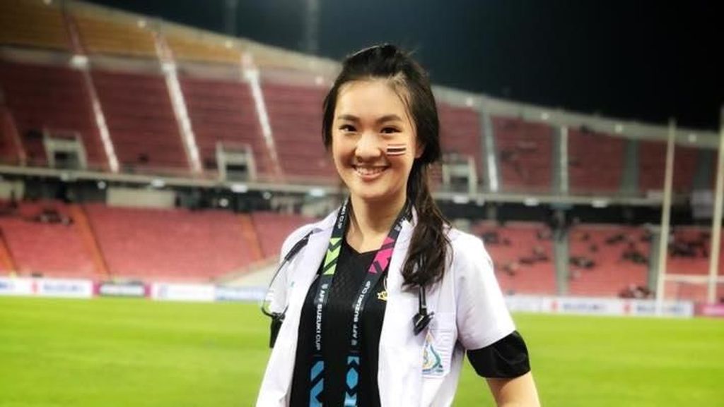 Sirin Triwutpipatkul Finalis Miss Thailand Juga Dokter Timnas di Piala AFF