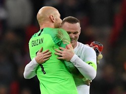 Peluk erat diberikan Rooney kepada kiper Amerika, Brad Guzan. Keduanya kini bermain di MLS. (Foto: Toby Melville/Reuters)
