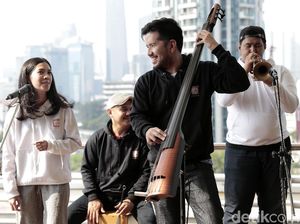 Uji Ketangkasan Payung Teduh di Spelling Check