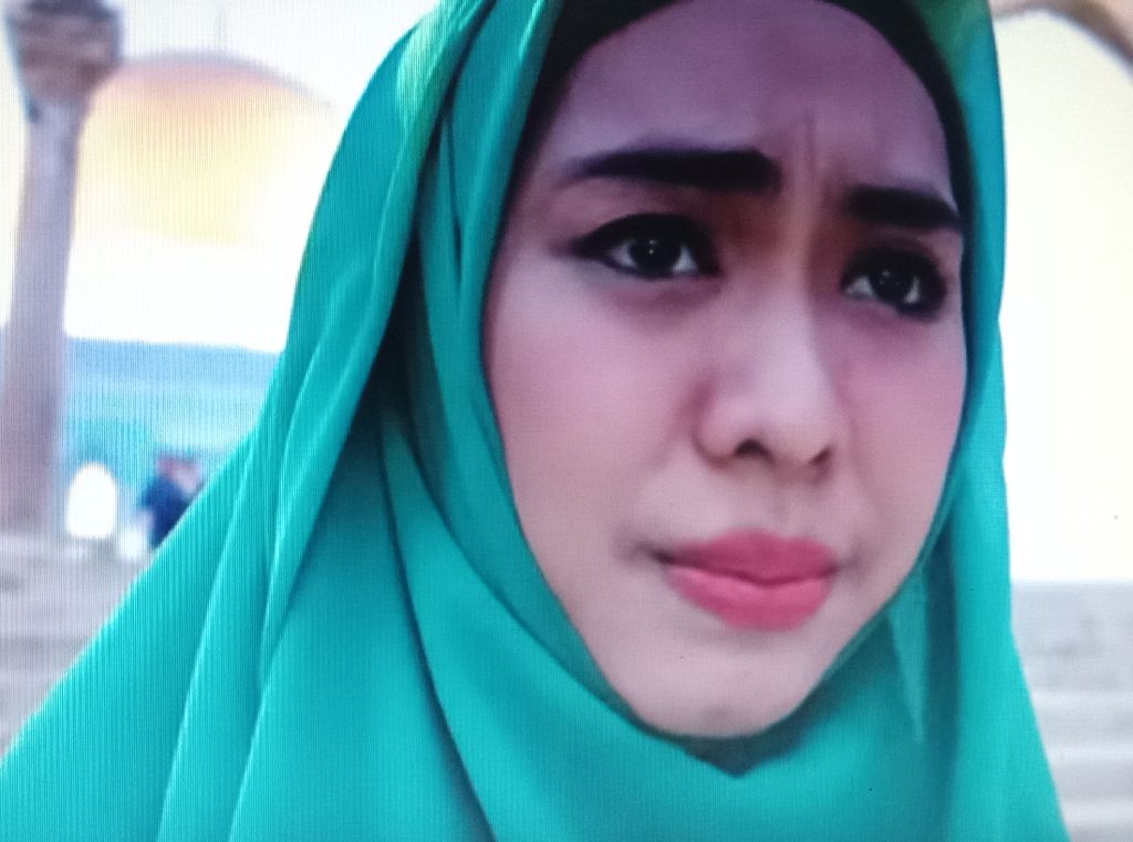 Pertama Kali Kunjungi Masjidil Aqsa, Oki Setiana Dewi Menangis Terharu Pertama Kali Kunjungi Masjidil Aqsa, Oki Setiana Dewi Menangis Terharu