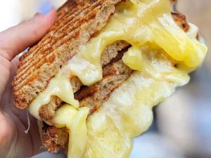 Siapa Mau Sarapan Sandwich Isi Keju Leleh Creamy Ini?