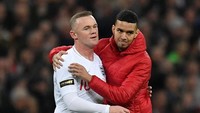 Di pertengahan babak kedua, seorang fans nekat masuk ke dalam lapangan. Dia memeluk Rooney dan langngsung keluar lapangan selepas itu. (Foto: Toby Melville/Reuters)