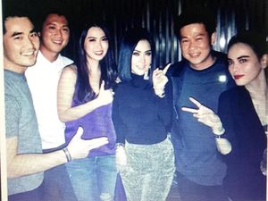 Kabarnya Nikah di Jepang, Syahrini-Reino Barack Serba Hitam di Singapura Kabarnya Nikah di Jepang, Syahrini-Reino Barack Serba Hitam di Singapura