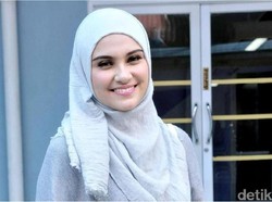 Zee Zee Shahab Buka-Bukaan Soal Kisah Jadi Ibu Rumah Tangga