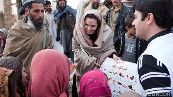 Foto: Mengintip Gaya Angelina Jolie Pakai Pashmina, Bikin Adem