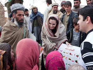 Foto: Mengintip Gaya Angelina Jolie Pakai Pashmina, Bikin Adem
