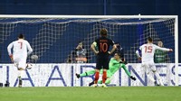 Wasit menunjuk titik putih untuk Spanyol. Versjalko melakukan kesalahan setelah hand ball. Sergio Ramos maju sebagai eksekutor berhasil mengirim Kalinic jatuh ke arah yang salah. Skor kini 2-2 di menit ke-78. REUTERS/Antonio Bronic.