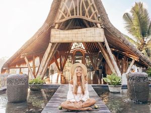 Selebgram Ini Jadi Kontroversi karena Foto di Depan Kereta yang Bergerak