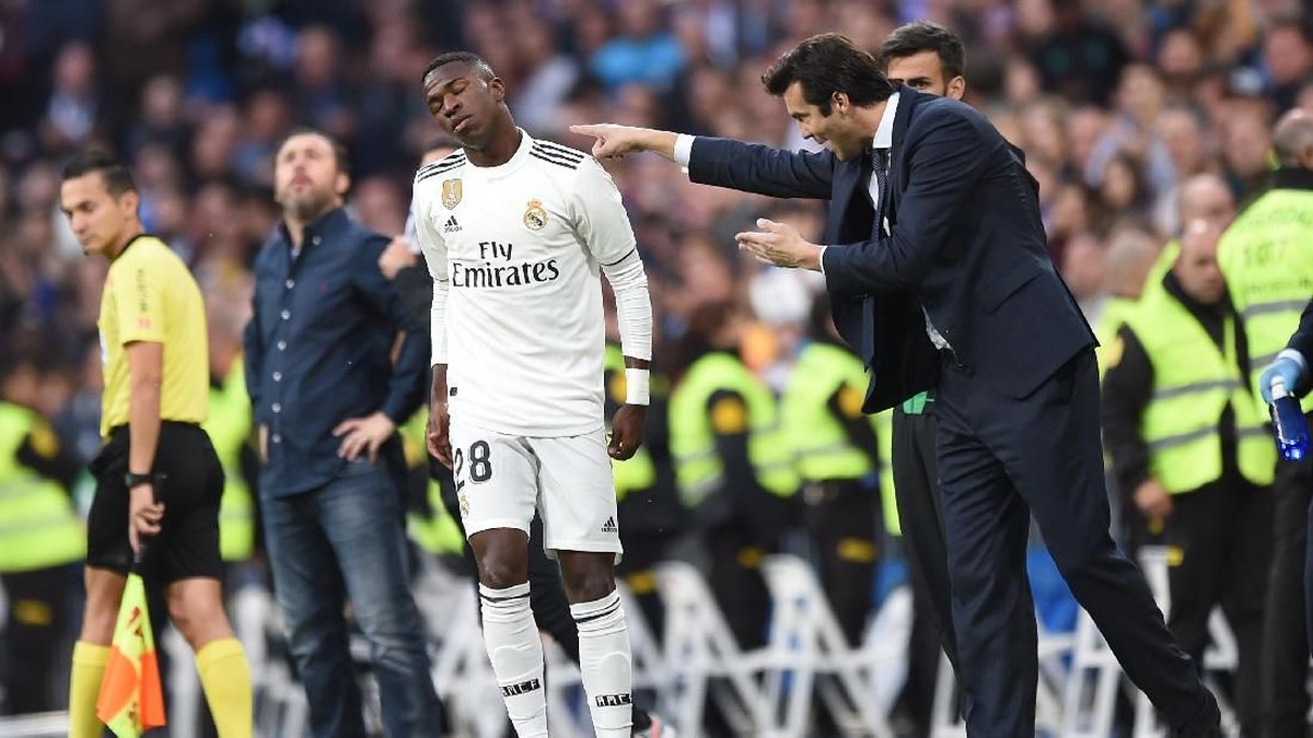 Vinicius Junior lebih sering main di bawah asuhan Santiago Solari (Denis Doyle/Getty Images)