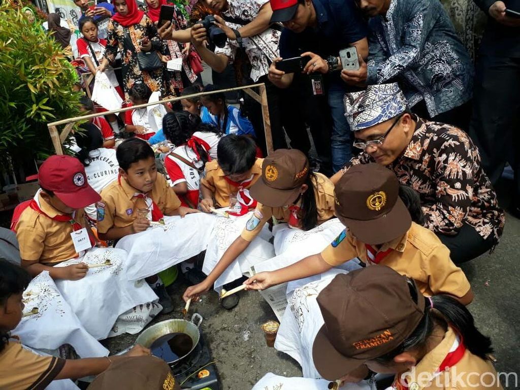 Serunya Ribuan Pelajar Membatik di Banyuwangi Serunya Ribuan Pelajar Membatik di Banyuwangi