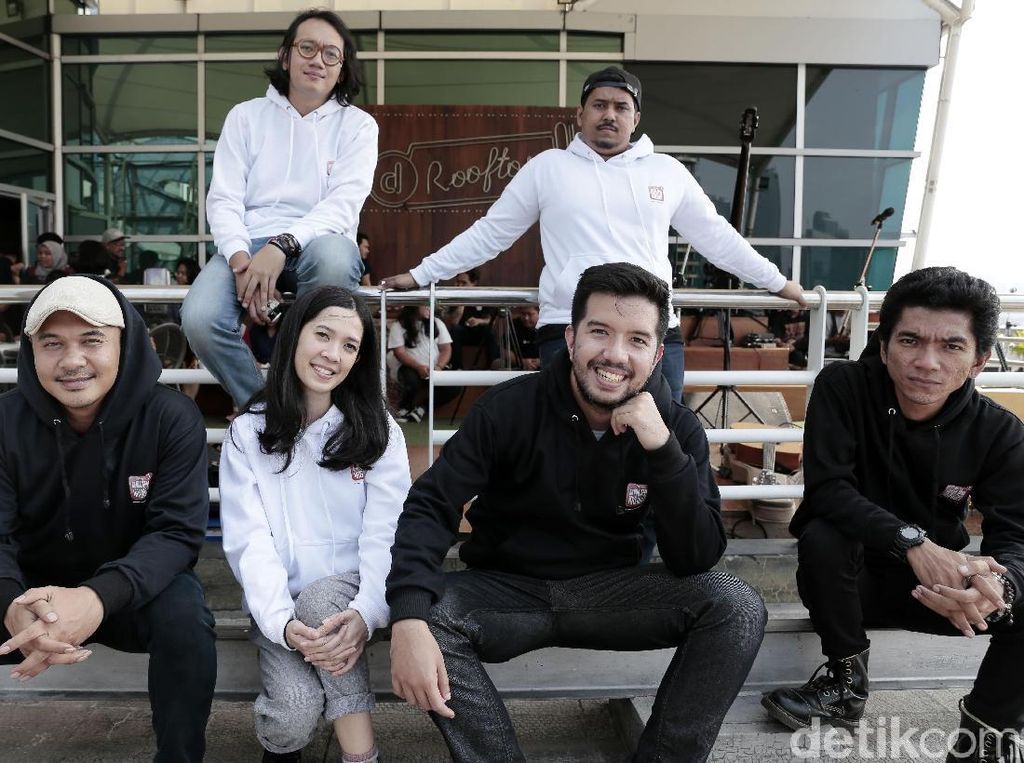 Payung Teduh Ajak Pendengarnya Berpikir dalam Renung Payung Teduh Ajak Pendengarnya Berpikir dalam Renung