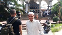 Tampak mereka memakai kopiah dan jubah.