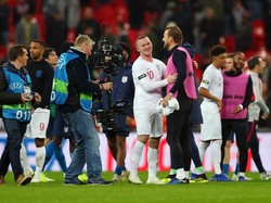 Di laga ini Inggris menang 3-0 atas Amerika Serikat. Harry Kane yang tak bermain pun menghampiri Rooney usai laga. (Foto: Catherine Ivill/Getty Images)
